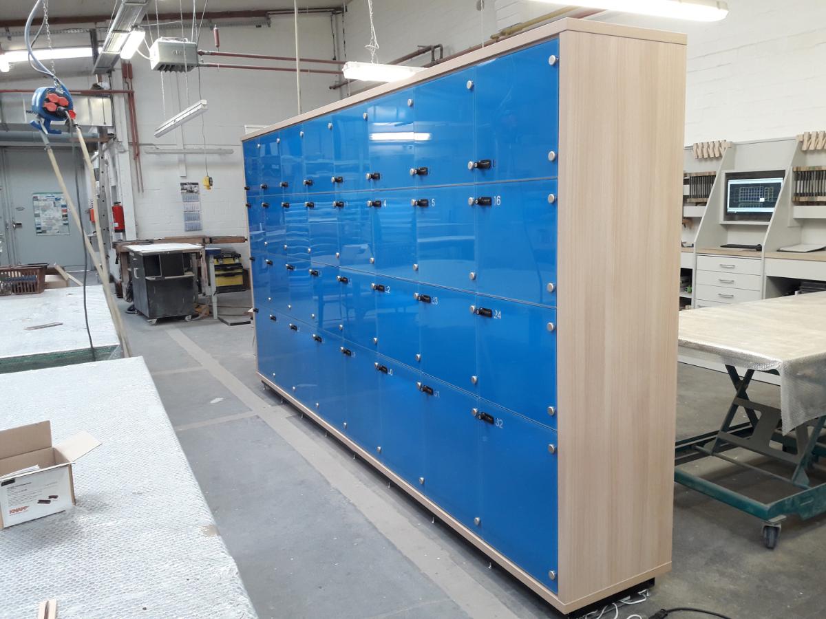 Spindschrank mit farbigen Glasfronten