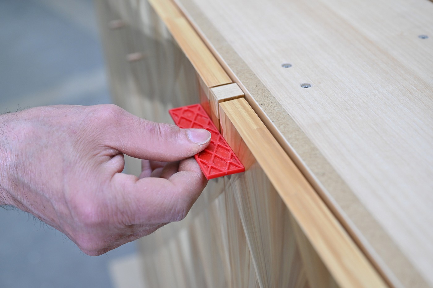 Präzisionsmontage eines furnierten Bauteils mit Passelement